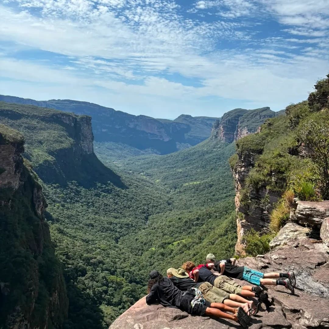Grupo acostado al borde del mirador sobre el cañón verde