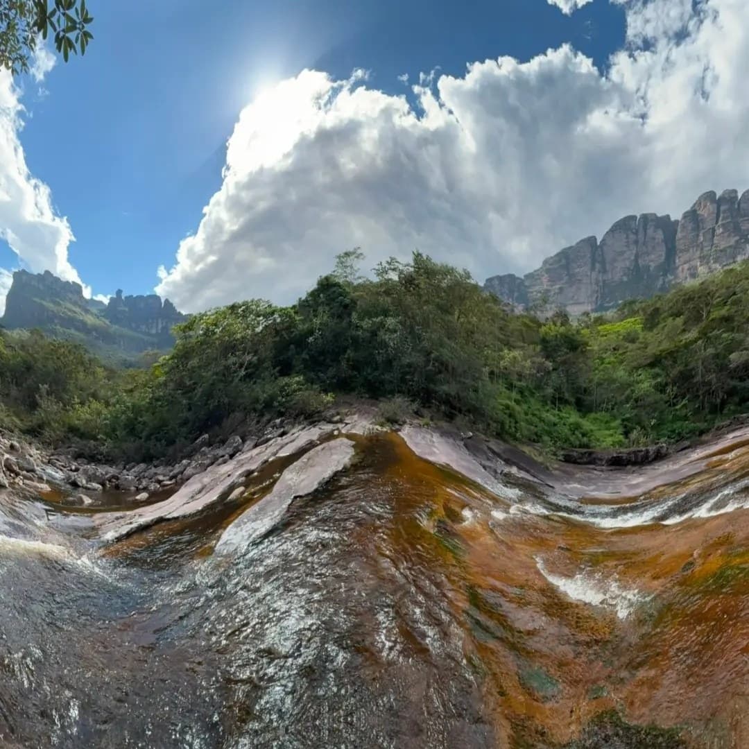 Río panorámico con sierra y nubes al fondo
