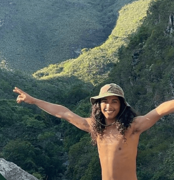 João Felipe, el Mogli, con los brazos abiertos en lo alto de la sierra